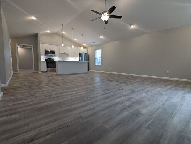 Foto del edificio - 4 Bedroom Home With An Open Floor Plan In ...