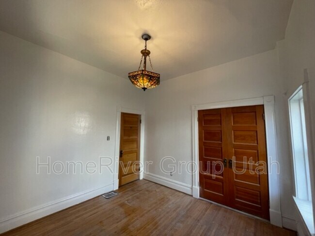 Building Photo - 583 E 6th Ave