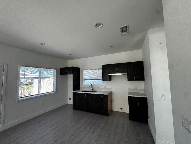 Building Photo - 3291 Del Rey Dr