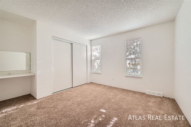 Building Photo - 904 Excalibur St