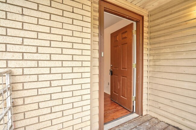 Foto del edificio - 748 Old Martindale Rd