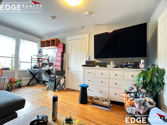 Building Photo - 208 Kelton St