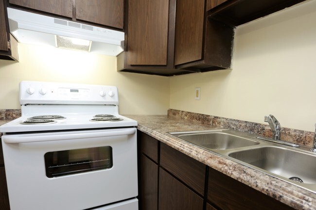 Kitchen 1BR, 1BA - Turnberry Apartments