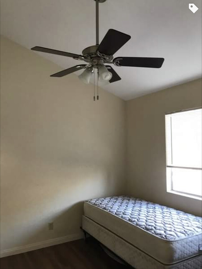 Foto del edificio - 1343 W 36th St