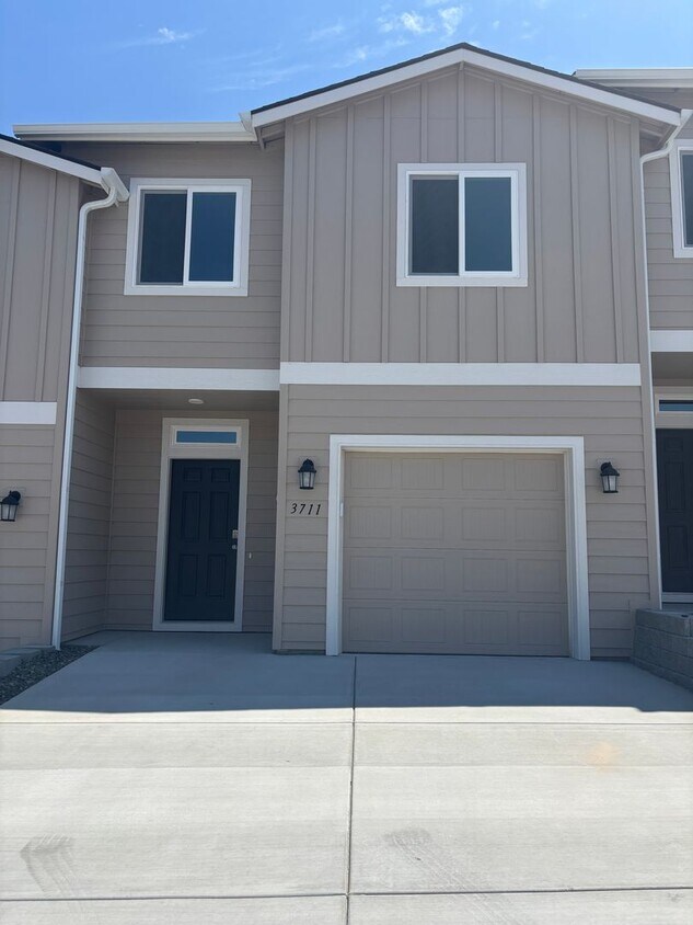 Foto principal - Brand New Townhome!