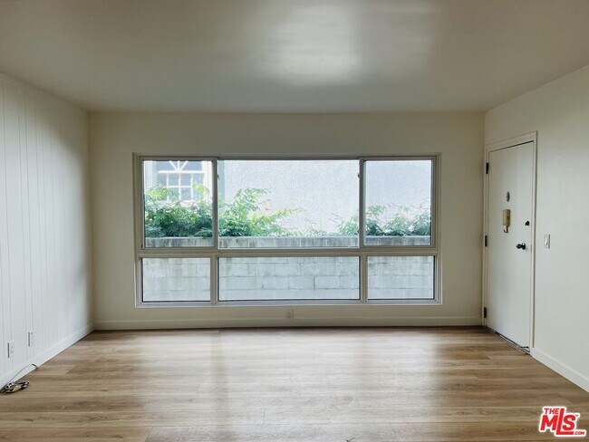 Foto del edificio - 340 N Palm Dr