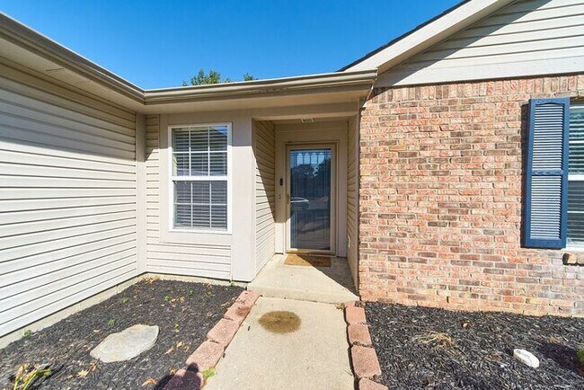 Foto del edificio - 3 Bedroom 2 Full Bath In Peaceful Franklin...
