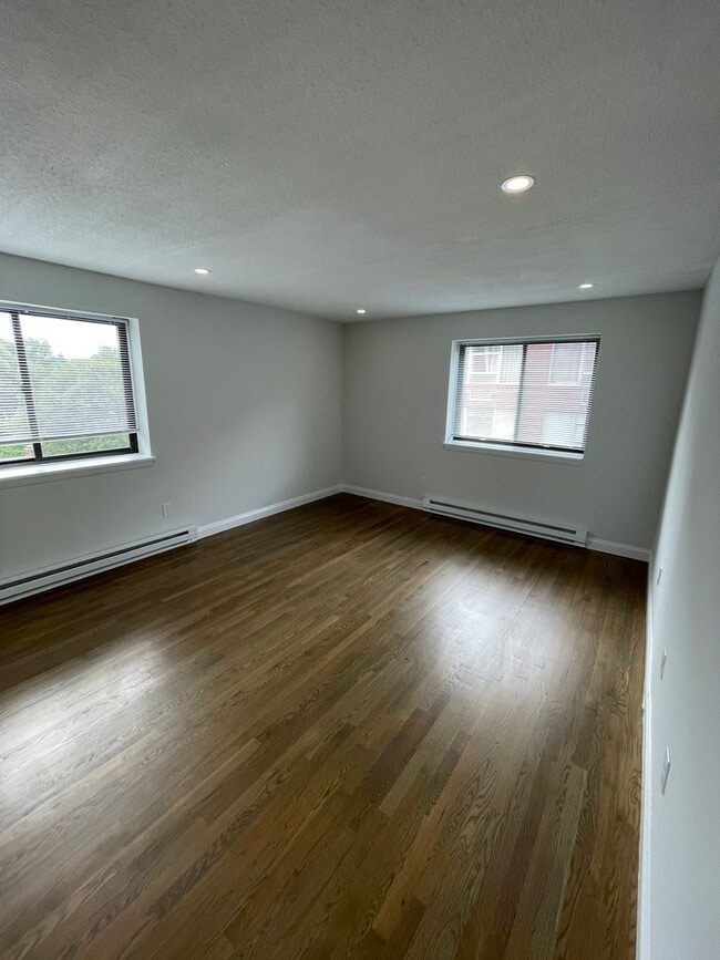 Building Photo - Luxury Penthouse with covered parking