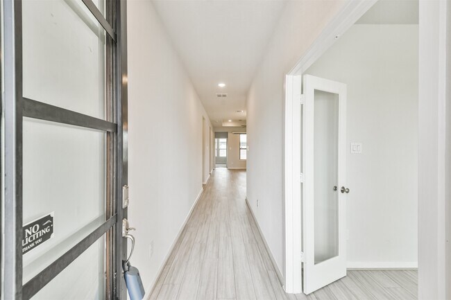 Foto del edificio - 9123 Eskesen Dr