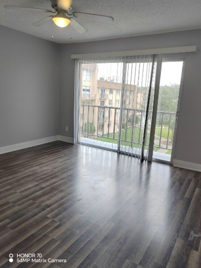 Building Photo - Welcome to Tampa Racquet Club – Where Comf...