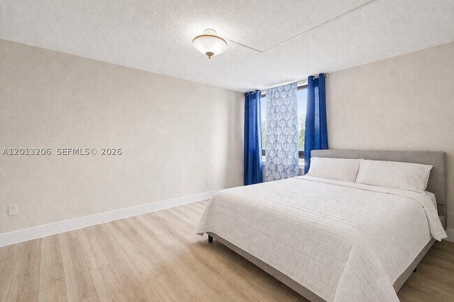 Foto del edificio - 9800 W Bay Harbor Dr