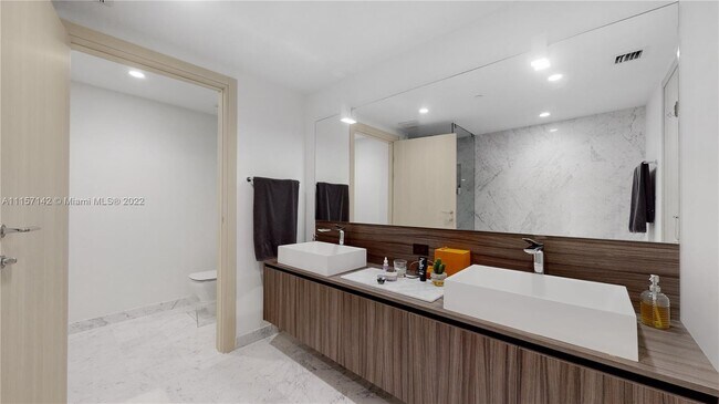 Building Photo - 1000 Brickell Plz