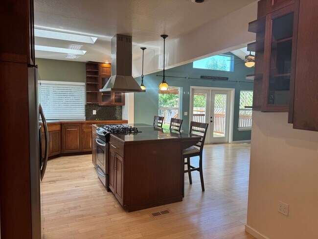 Building Photo - Beautiful 3 bedroom 2-bathroom house in a ...