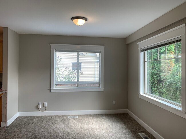 Foto del edificio - Charming 2-Bedroom + Bonus Room Home in De...