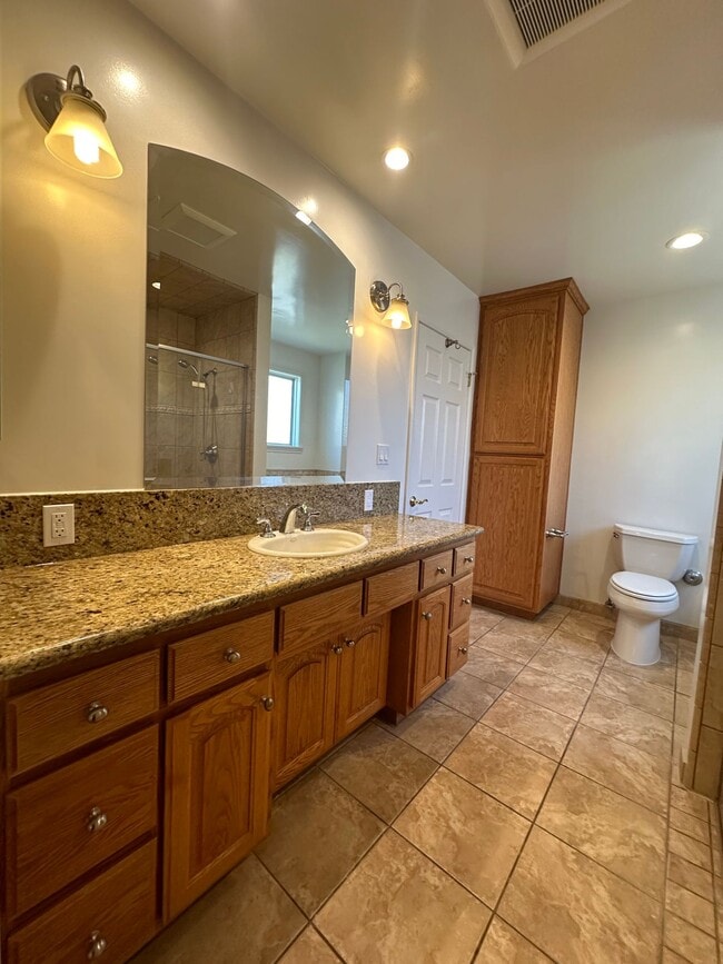 Building Photo - 9856 La Rosa Dr