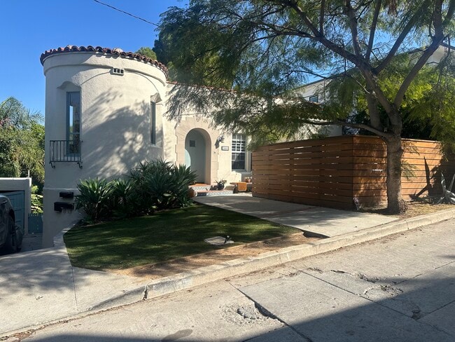 Foto del edificio - 2468 Lyric Ave