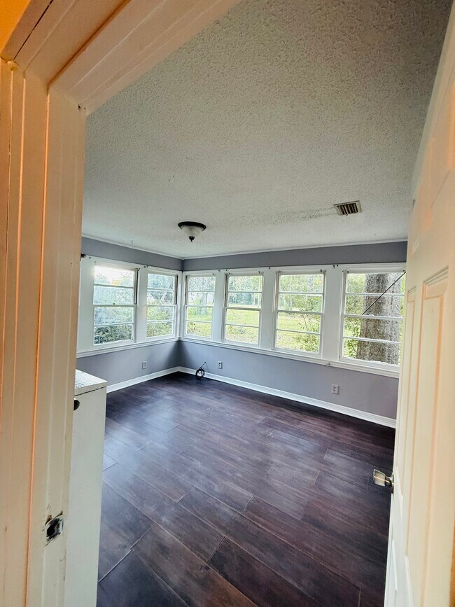 Foto del edificio - 3128 Club House Rd