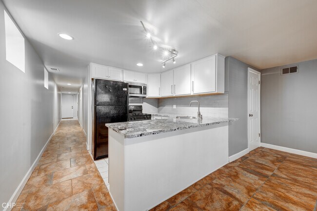 Building Photo - 2439 W Adams St