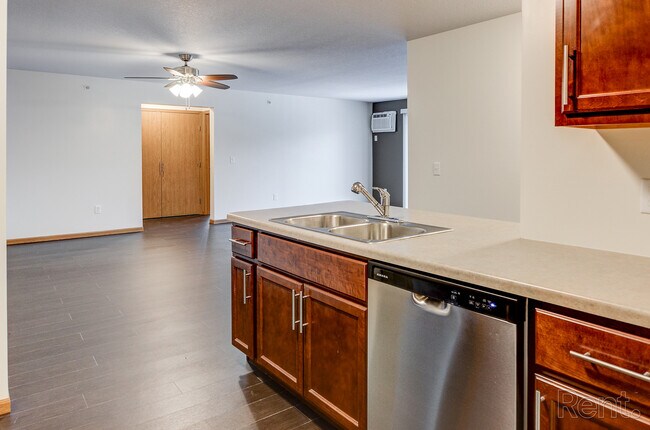 Building Photo - Elm Creek Commons