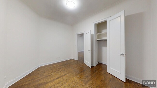 Foto del edificio - 166 W 72nd St