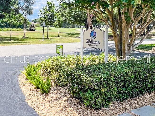 Foto del edificio - 3026 Fairway Ln