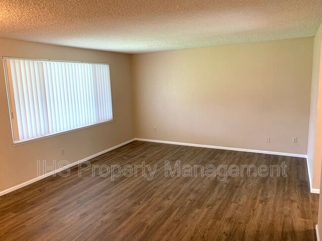 Building Photo - 912 E Eastlake Dr