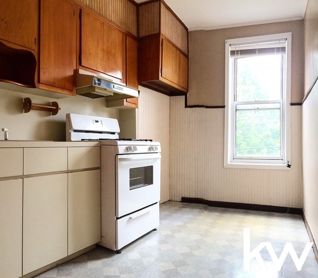 Building Photo - 912 52nd St
