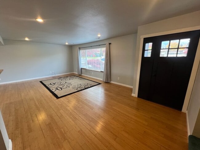 Foto del edificio - SPACIOUS 4 bed/2 bath home in desired location with double garage, fenced back yard!