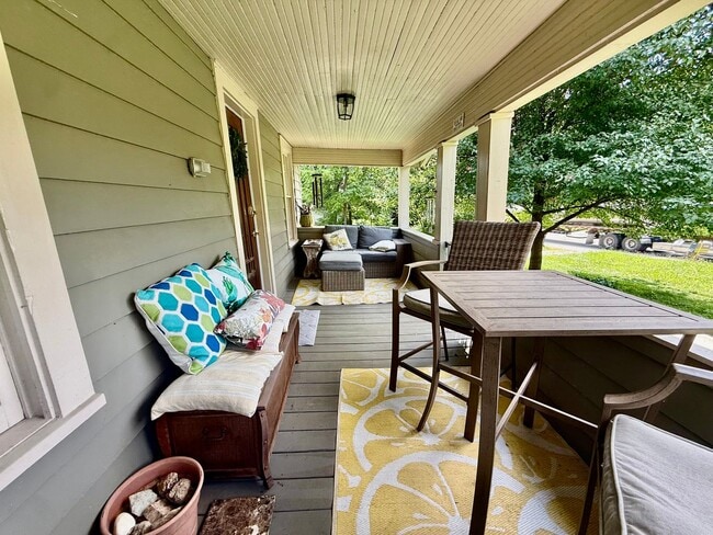 Building Photo - 2 Bedroom Home Available August 2026