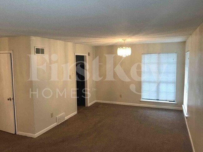 Building Photo - 2101 Hornsby Cove