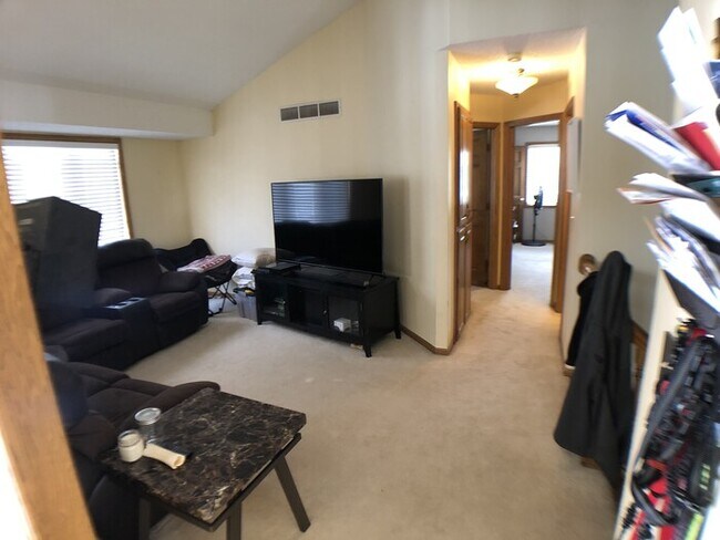Building Photo - 4 Bed/2 Bath Split Level In Eden Prairie