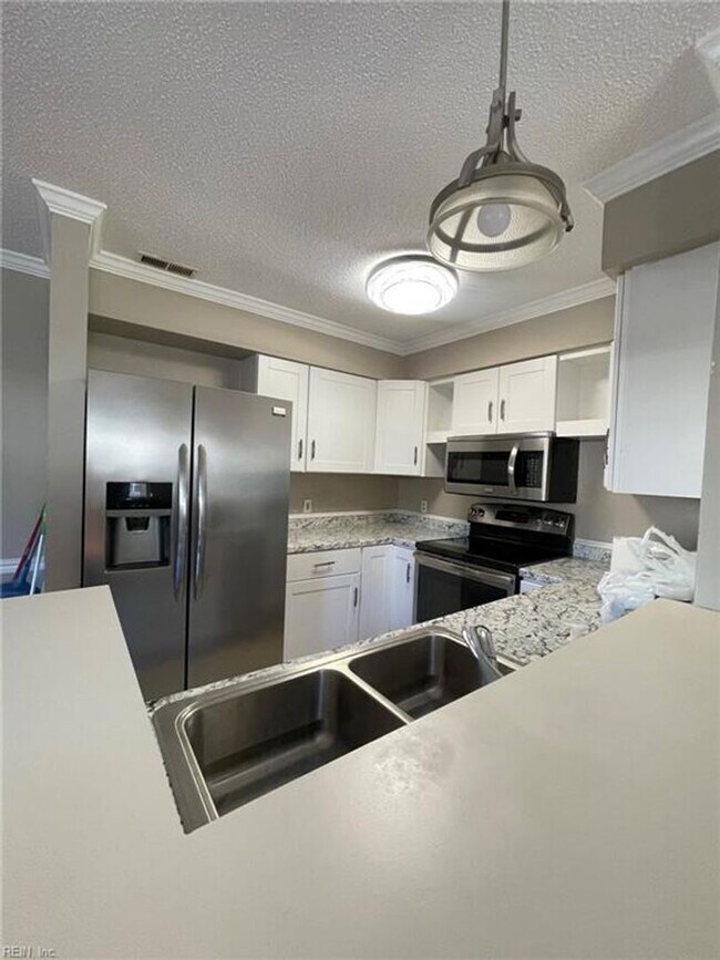 Building Photo - 3 BED / 2 BATH TOWNHOME