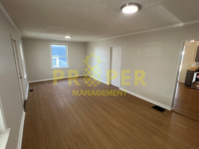 Building Photo - 4 bedrooms 1 bathroom house for rent