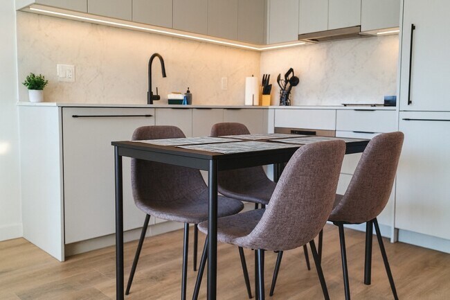 Building Photo - 13685 102 Av