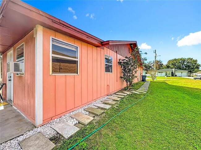 Building Photo - 739 Dromedary Dr