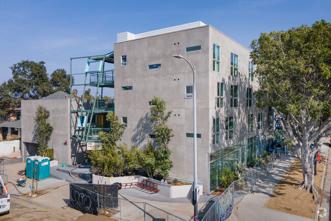 Exterior - Gramercy Place Apartments