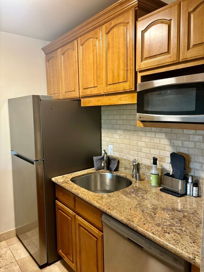 Foto del edificio - Light, Bright, Immaculate and lightly furnished 1 bd 1 ba condo in Walnut Creek- Keys Condo's