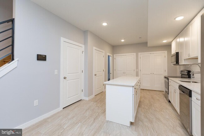 Building Photo - 2230 Frankford Ave