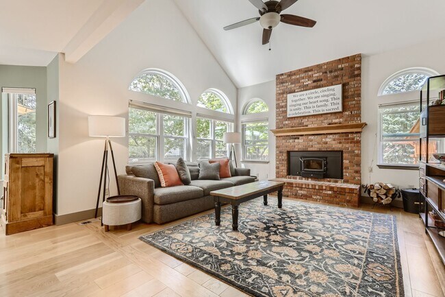 Foto del edificio - Spacious Family Friendly 4 BDR near Countr...