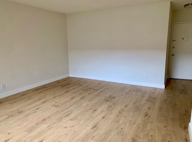 Foto del edificio - Spacious 3 bedroom unit located in Canoga ...