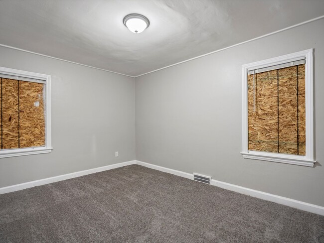 Building Photo - Renovated 3 bedroom - 1 bath - bungalow - ...