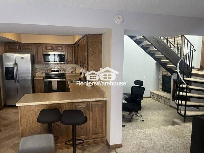 Foto del edificio - Cozy, Updated Townhome with Loft & Fireplace