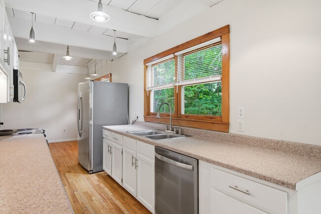 Building Photo - Spacious 4-Bedroom Pet Friendly Home in a Peaceful Rural Setting