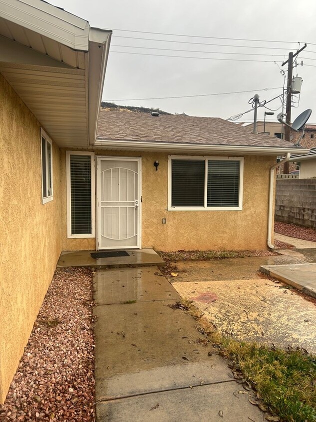 Primary Photo - CLEAN 2 BEDROOM TOWNHOME READY TO MOVE IN!
