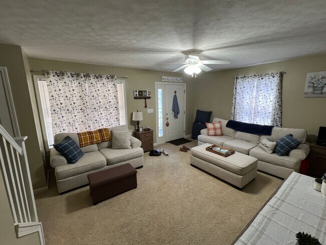 Foto del edificio - 3 BEDROOM TOWNHOUSE AVAIL JULY 2026.   Mon...