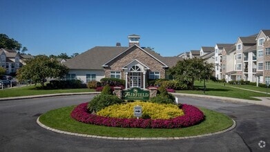 Building Photo - 323 Charles Pond Dr