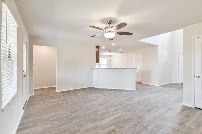 Foto del edificio - 14520 Cedarpoint Ct