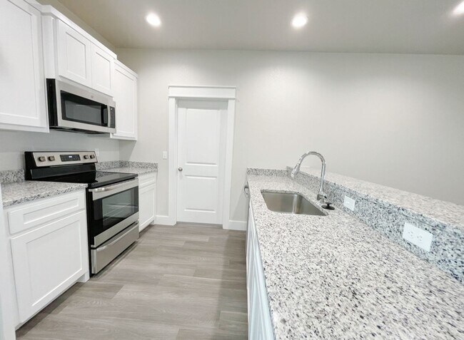 Foto del edificio - Brand New/Open floor plan/Foam Insulation/...