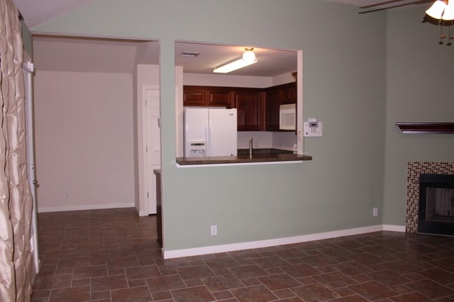 Building Photo - Open Floor Plan - Minutes to the Austin Airport