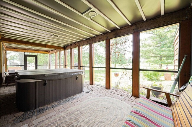 Building Photo - Beautiful 3 Bedroom Fully Furnished House ...